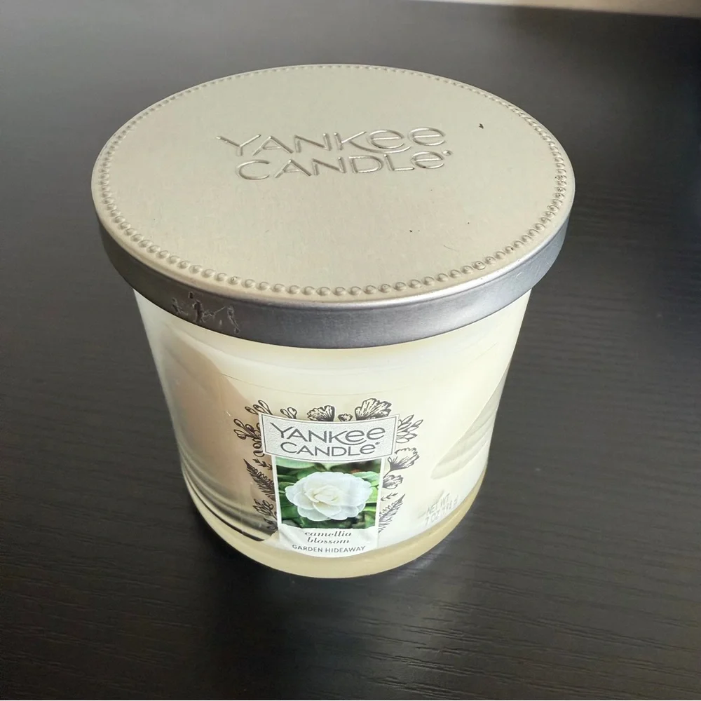 NEW Yankee Candle Camellia Blossom Scented Jar Candle with platform lid — Cream
